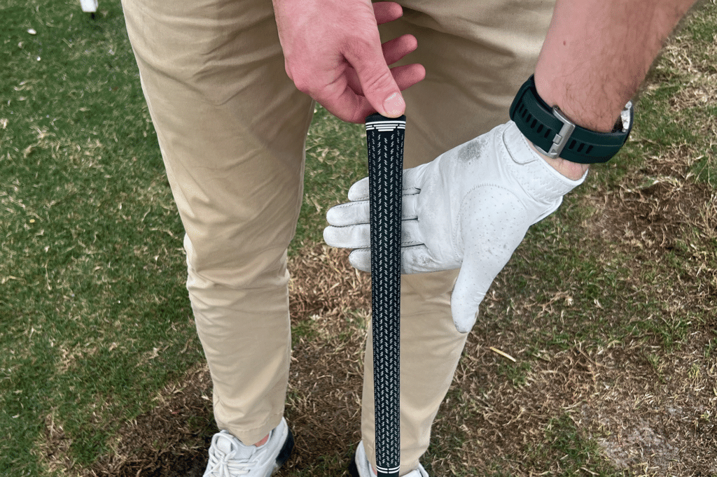 how to hold a golf club