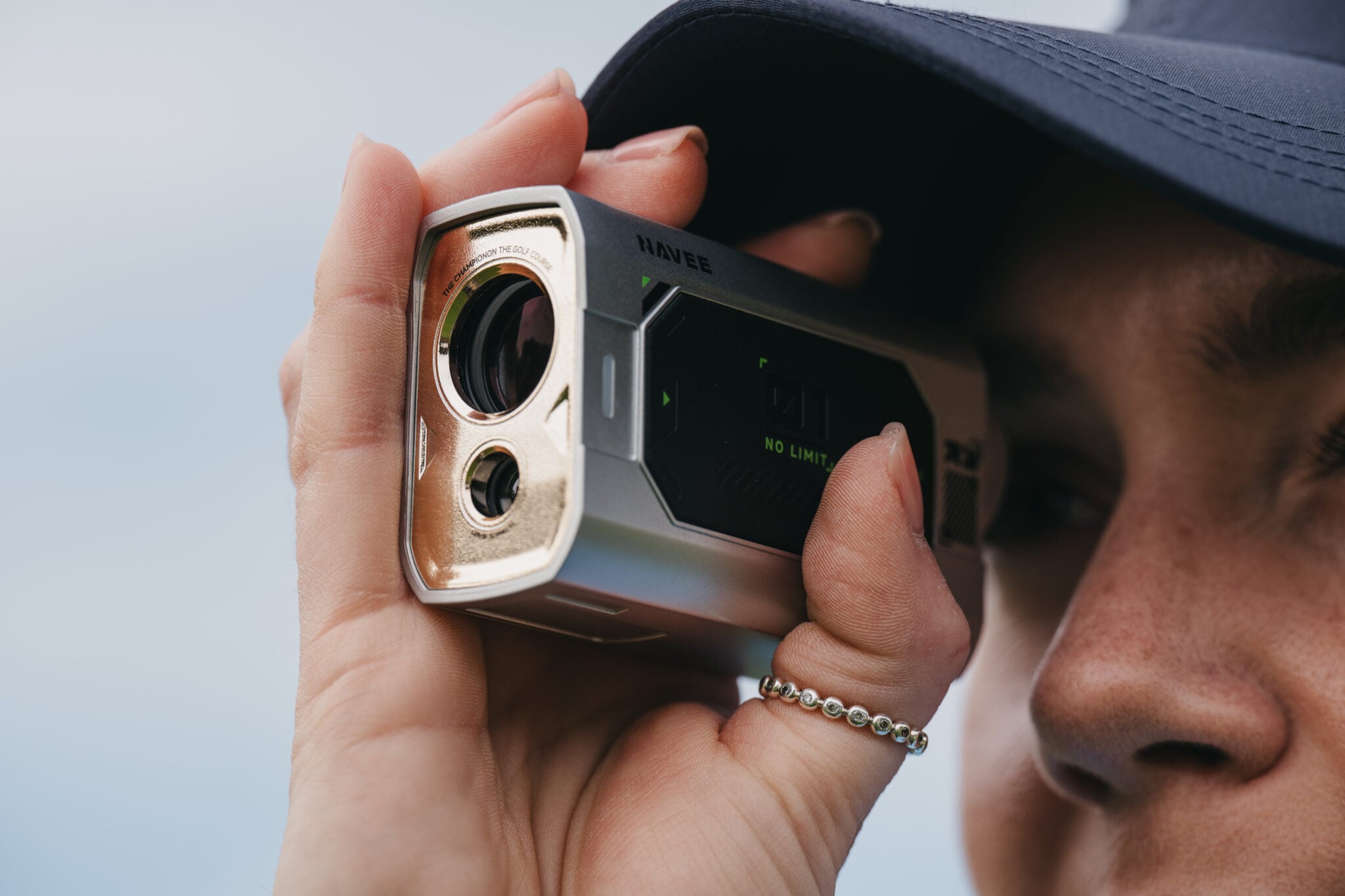 A close-up look at the NAVEE Mini rangefinder | Source: NAVEE